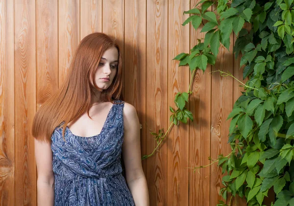 Redhead vrouw tegen plank achtergrond — Stockfoto