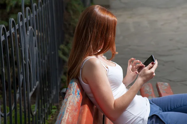 Redhead met tablet pc buitenshuis — Stockfoto