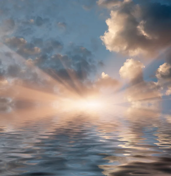 Cielo oscuro en la playa sobre el mar — Foto de Stock