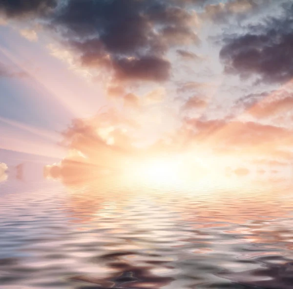 Naplemente, tenger tükörképe a víz felett — Stock Fotó