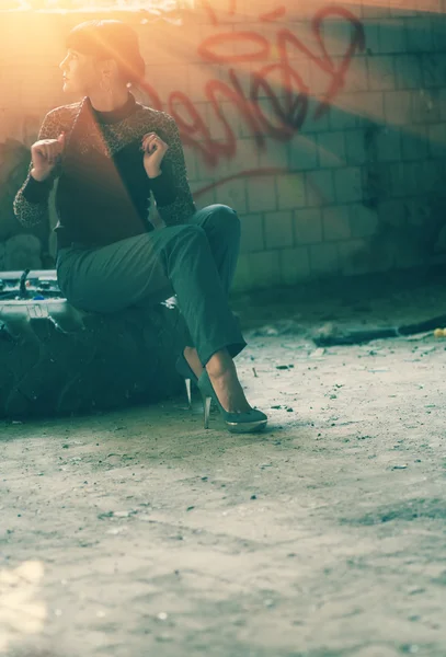 Chica posando en el estilo de moda en los barrios bajos — Foto de Stock