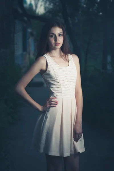 Chica en vestido en la vieja calle — Foto de Stock