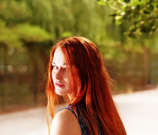 Bella donna con i capelli rossi all'aperto — Foto Stock