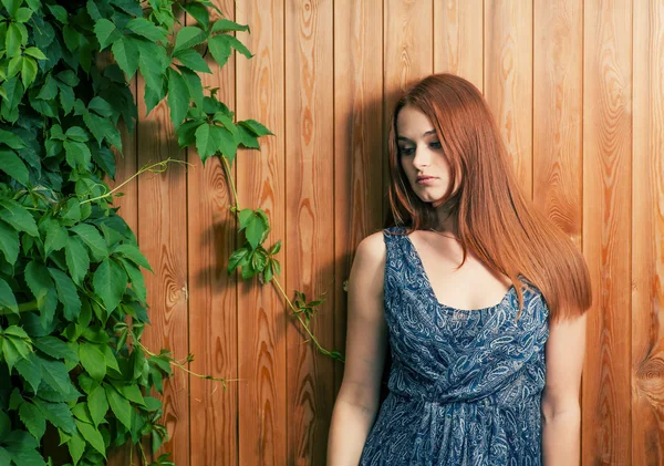 Kızıl saçlı kadın ile yeşil sarmaşık yaprakları — Stok fotoğraf