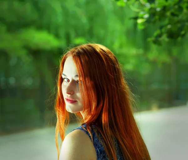 Mooie vrouw met rode haren buitenshuis — Stockfoto