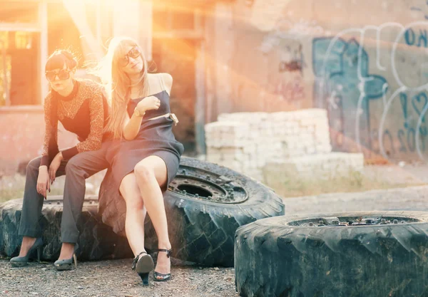 Twee vrouwen zitten op de wielen van een vrachtwagen — Stockfoto