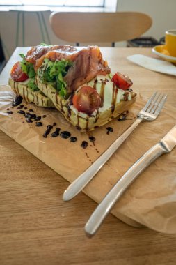 Tuzlu somonlu Chaffles. Kahvaltıda yumurta peynirli waffle. Keto diyeti ya da genel sağlıklı yiyecekler. Peynirli ve somonlu Belçika waffleları. Balık ve ricotta ile sağlıklı bir kahvaltı..