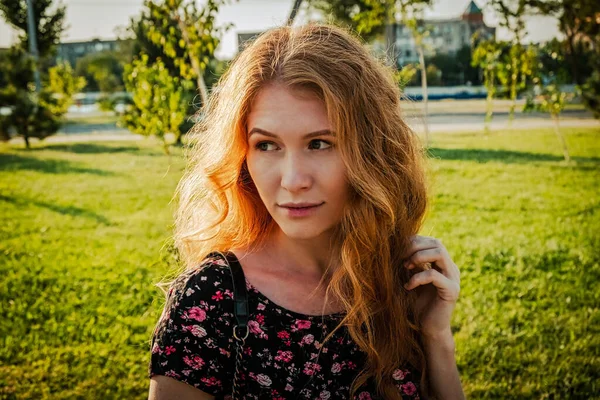 Jeune Rousse Femme Assise Sur Banc Dans Parc Regardant Loin — Photo