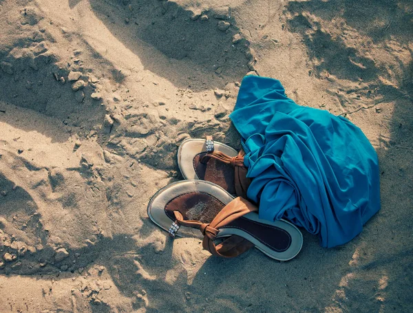 Chinelos Tecido Azul Que Põem Sobre Uma Areia Perto Mar — Fotografia de Stock