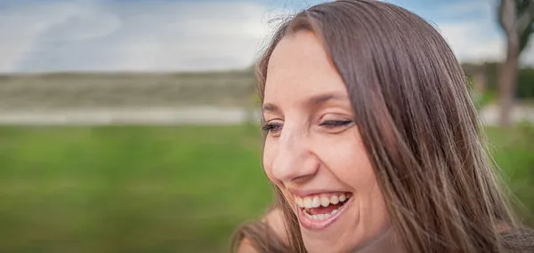 Bella Donna Che Ride Sinceramente Fuori Con Capelli Sul Vento — Foto Stock