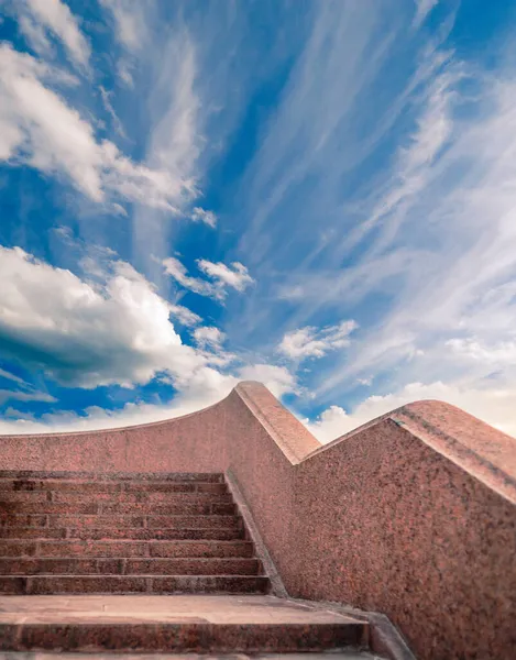 Escalera Granito Colgando Parte Delantera Del Cielo Del Día Con — Foto de Stock