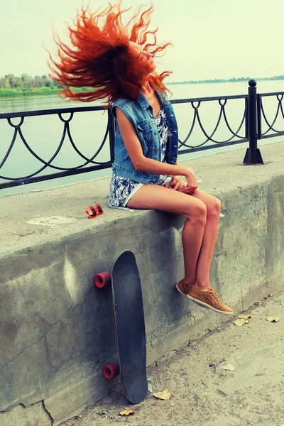 Vrouw met skateboard — Stockfoto