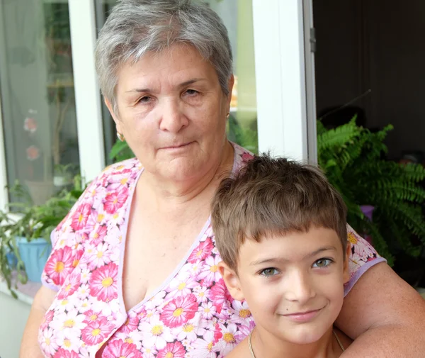 Nonna con ragazzo — Foto Stock