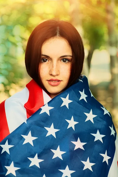 Mujer urdimbre en bandera de EE.UU. — Foto de Stock