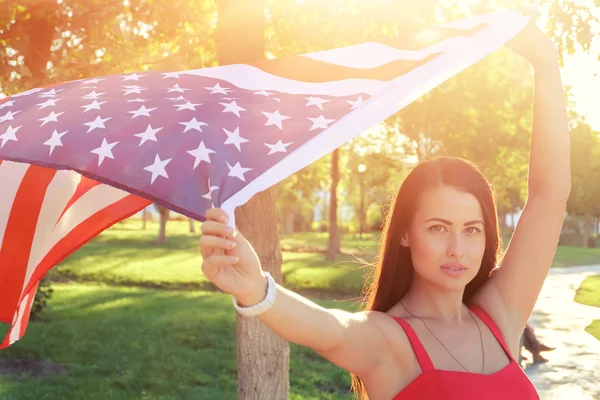 Femme tenant le drapeau américain — Photo