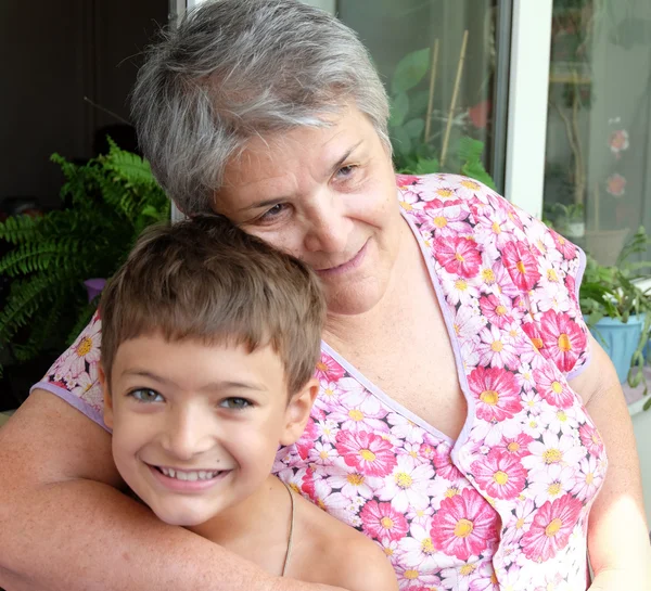 Nonna con ragazzo — Foto Stock