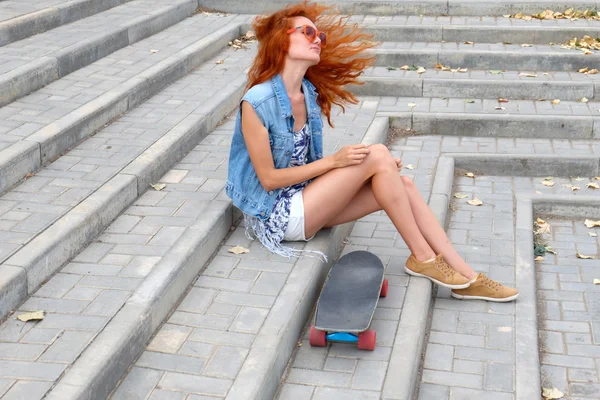 スケート ボードを持つ女性 — ストック写真