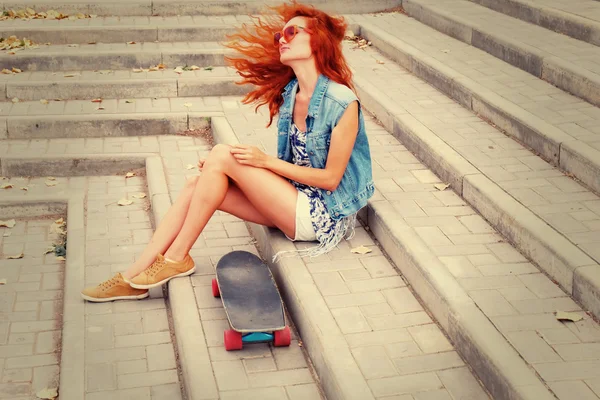 Mulher com skate — Fotografia de Stock