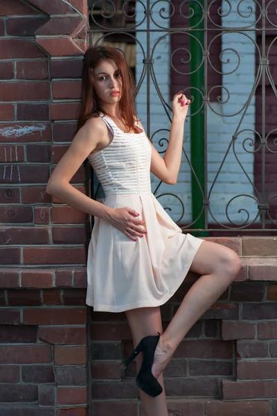 Nő fehér ruhában — Stock Fotó