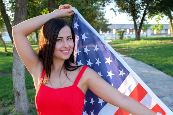 Amerikan bayrağı taşıyan kadın — Stok fotoğraf