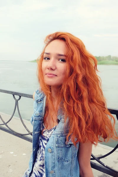 Kızıl saçlı kadın — Stok fotoğraf