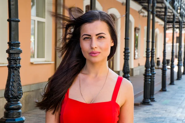 Belle femme dans la rue — Photo