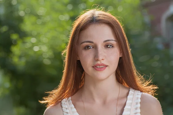 Pelirroja joven mujer — Foto de Stock