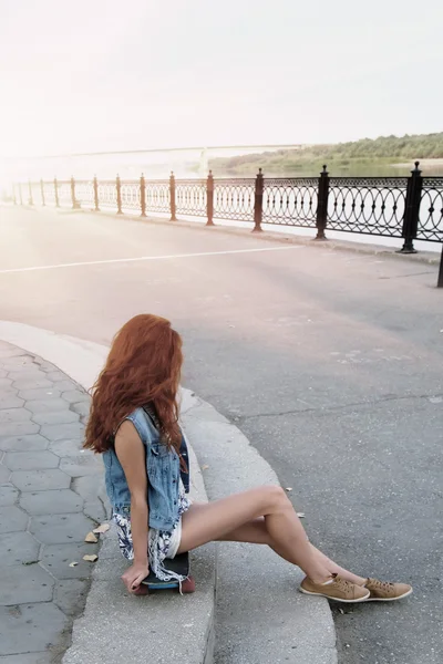 Ragazza con skateboard — Foto Stock