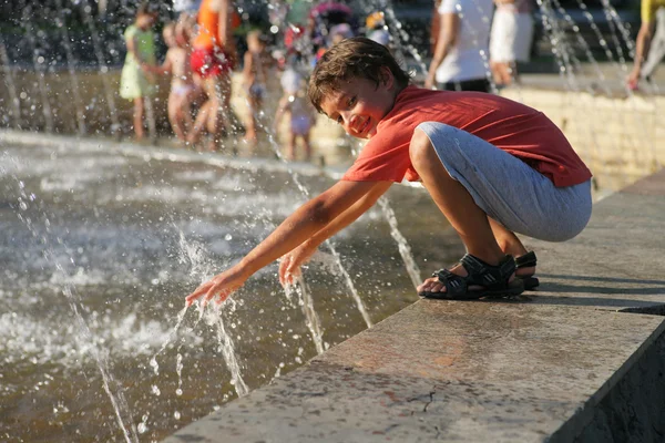 Jongen in fontein — Stockfoto