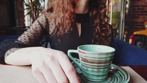 П'єдестал знімок від чашки на столі до гарного обличчя коричневої волохатої леді в кафетерії, слало — стокове відео