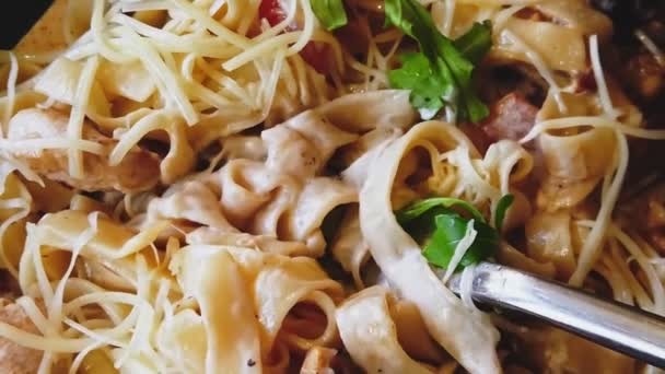 Спагетти из вилки с салатом руккола и сметаной — стоковое видео