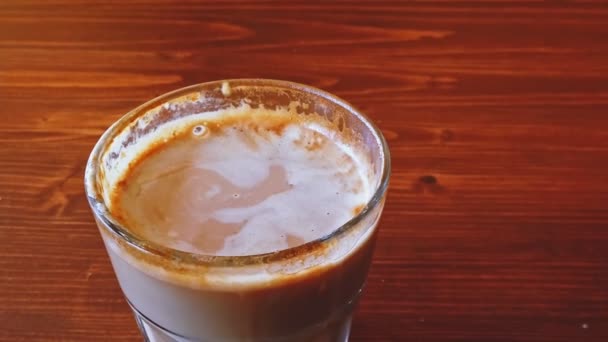 用玻璃杯慢动作把咖啡泼洒下来 — 图库视频影像