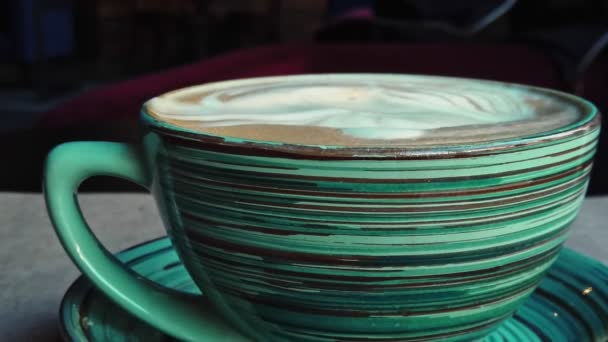 Löffel raus aus dem schäumenden Kaffee, Seitenansicht in Zeitlupe — Stockvideo