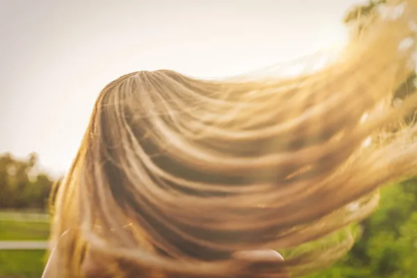 Achteraanzicht Van Meisje Schudden Haar Hoofd Met Haar Lange Blonde — Stockfoto