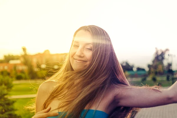 いいブロンド髪の女性閉じ目で公園の外でバックライトによって夏の太陽 — ストック写真