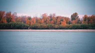 Güz mevsiminde Astrakhan yakınlarındaki güzel sonbahar manzarası Volga Nehri