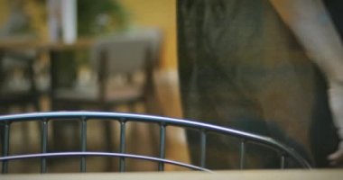 Kahve dükkanındaki müşterilerin dikkatini dağıtmak, hızlandırılmış film klipsi, kahverengi tonlu görünüyor.