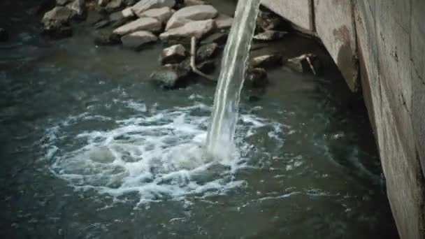 Špinavá voda vypouštěná přímo do řeky, znečištění životního prostředí. — Stock video
