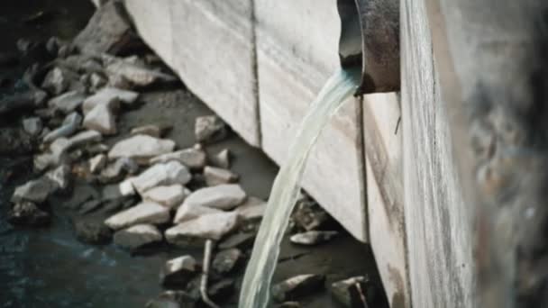 Air limbah. Pelepasan air kotor melalui pipa saluran ke sungai — Stok Video