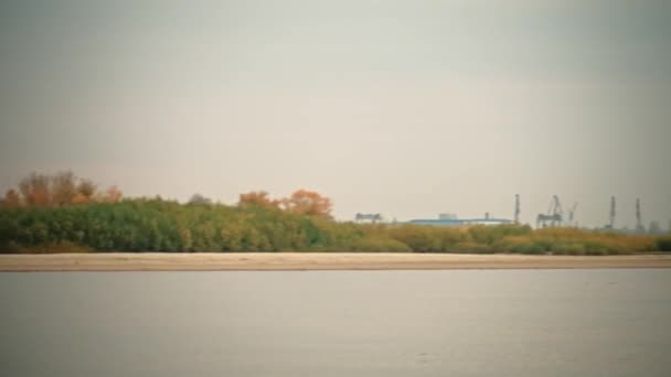 Wolga in der Nähe von Astrachan im Herbst. — Stockvideo