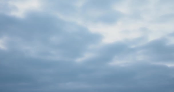 Cielo azul nubes blancas anochecer. Nubes blancas esponjosas cubren. Nube cúmulo nuboso timelapse paisaje. Verano cielo azul lapso de tiempo. Naturaleza tiempo cielo azul. Fondo de nubes blancas. Nubes timelapse naturaleza — Vídeo de stock