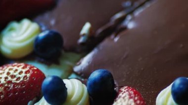 Yaz meyveli ev yapımı kek, çikolatalı makro shot.