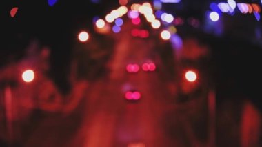 Gece el kamerasıyla çekilen kırmızı renkli bulanık gece trafik ışıkları. Yukarıdan bulanık görüntü