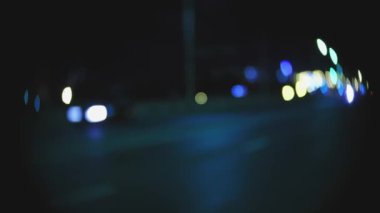 Odaklanamayan gece trafik ışıkları üstgeçitte ilerliyor. Gece Sokağı.