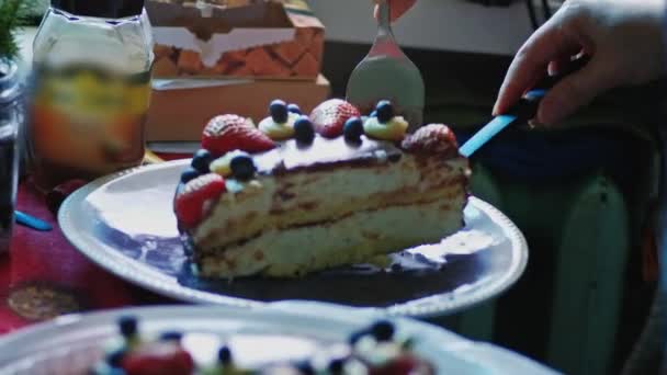 Pieza en movimiento de arándanos de chocolate y pastel de queso de fresa con crema batida — Vídeo de stock