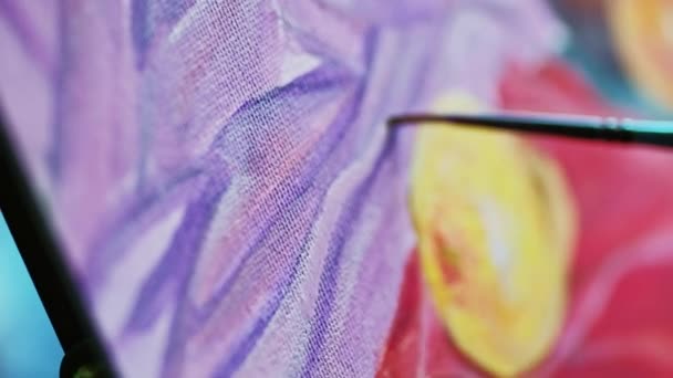 Кинематографический макро-снимок художника, рисующего абстрактную картину кистью и маслом на холсте во время работы над новым шедевром для выставки — стоковое видео