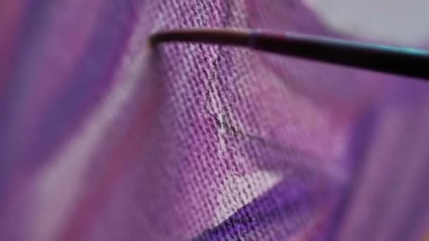 Tekenen met een penseel op artistiek doek met violette verf. Kunstenaar verf met borstels en olieverf. — Stockvideo