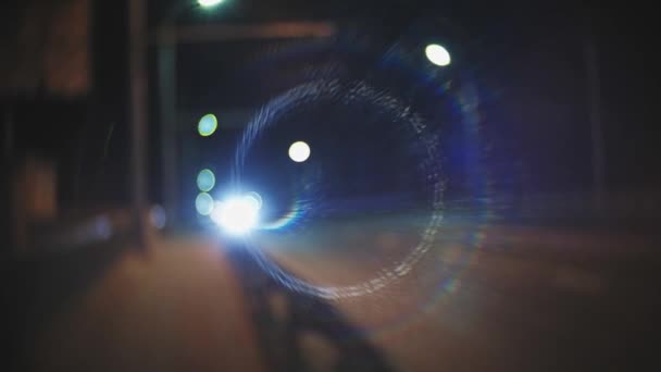 Nachtverkeerslichten in de stad met veiligheidsgrenzen en straatlampen — Stockvideo