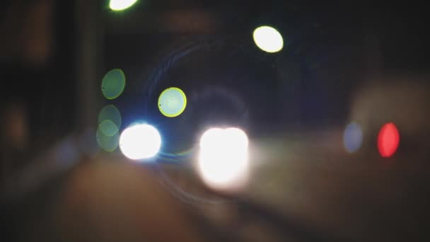 밤에는 도시 교통 이 마비되었다. 도시의 거리를 배경으로 한 야간 교통 신호등 — 비디오