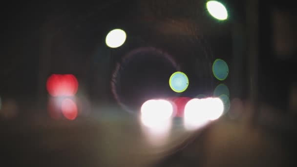 Vintage bokeh ovals kształt światła samochodu, ruchu na ulicy w nocy miasta. Rozproszone kolorowe światła na ulicy z rozbłyskami soczewki C — Wideo stockowe